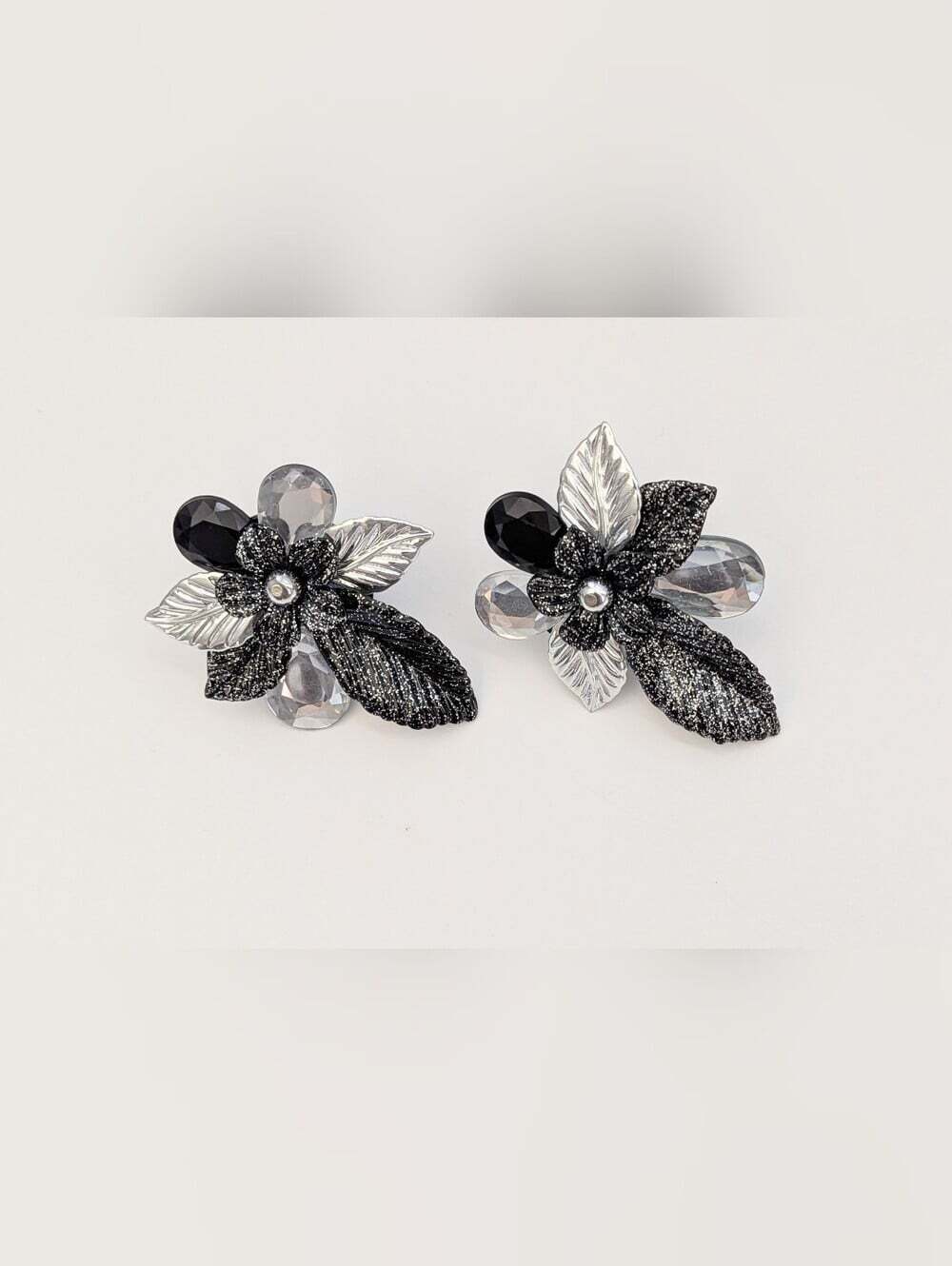 Statement Piece! Large Frosted Black Silver-Tone Clear Flower Clip-On Earrings - Picture 4 of 15